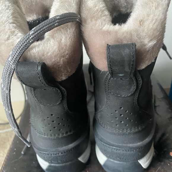 The North Face boots size 7.5 women’s - Picture 3 of 3